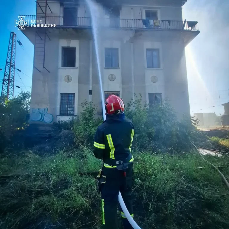 У Львові спалахнула пожежа в закинутій будівлі на вулиці Левандівській