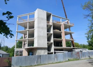 У Львові розпочали демонтаж самовільно надбудованого поверху на вулиці Єрошенка