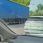 У Львові водій Hyundai віз підлітків, які висовувалися з люка автомобіля