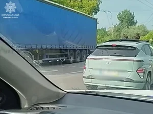 У Львові водій Hyundai віз підлітків, які висовувалися з люка автомобіля