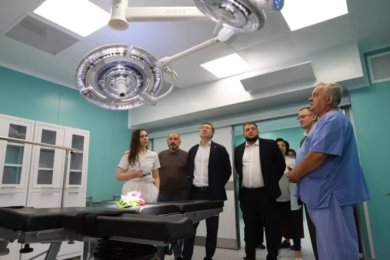У Львові після масштабної реконструкції госпіталю ветеранів відкрили 13 сучасних операційних залів