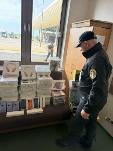 У тайнику автобуса в Угринові митники виявили 68 незадекларованих гаджетів