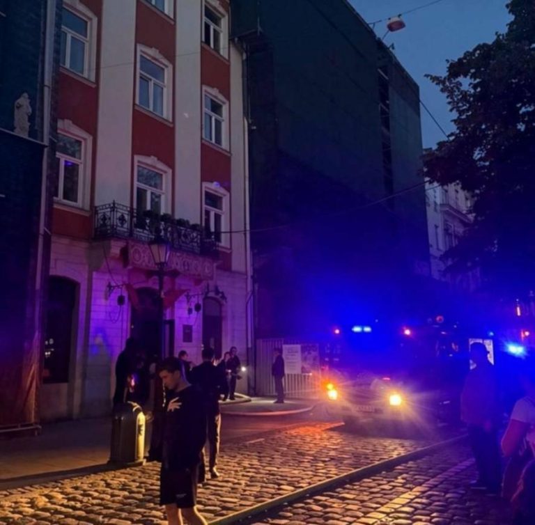 Поблизу готелю в центрі Львова спалахнула пожежа — що відомо, ФОТО І ВІДЕО