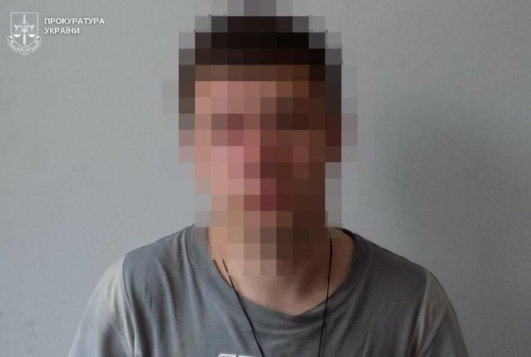 У Шептицькому троє підлітків напали на перехожого посеред вулиці, побили його й відібрали сумку