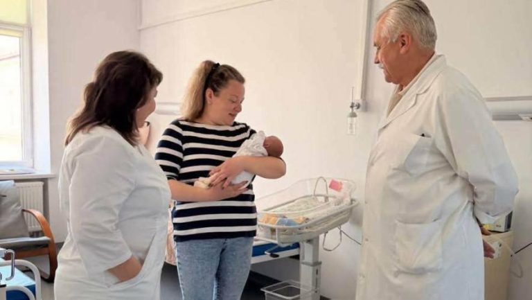У Львові в останню мить врятували матір і немовля