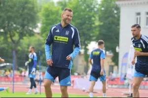 Шевченко, Мальдера та Ярмоленко вивели збірну на історичне відкрите тренування у Львові — ФОТО