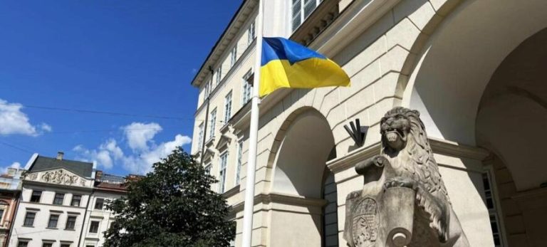 У Львові приспустили прапори на знак скорботи за жертвами російського удару по Києву