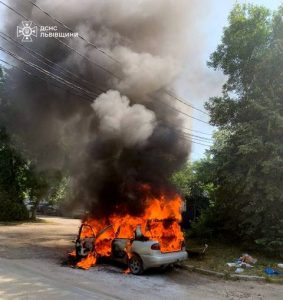 У Львові після загоряння авто чоловіка з опіками госпіталізували