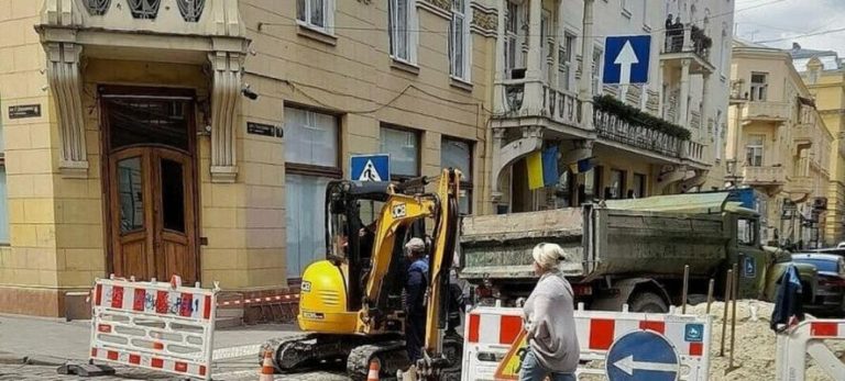 Аварійний ремонт на вулиці Костюшка перекрив частину центру Львова — кілька вулиць залишилися без водопостачання
