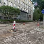 На вулиці Героїв УПА у Львові прибирають знайдену під час ремонту бруківку
