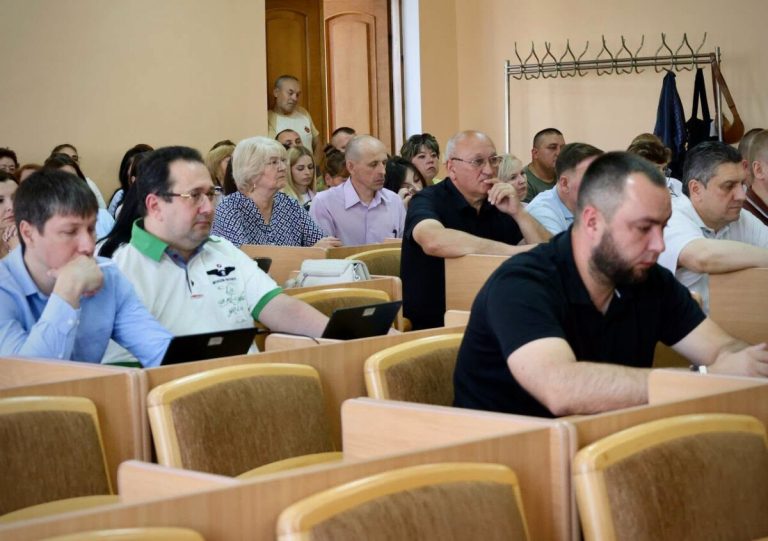 Вантажівки з аргілітом нищать дорожнє полотно на Львівщині