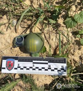 На львівській зупинці перед тролейбусом виявили гранату