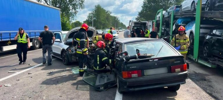 Біля Львова три автомобілі зіткнулися — двох людей затисло в салоні легковика