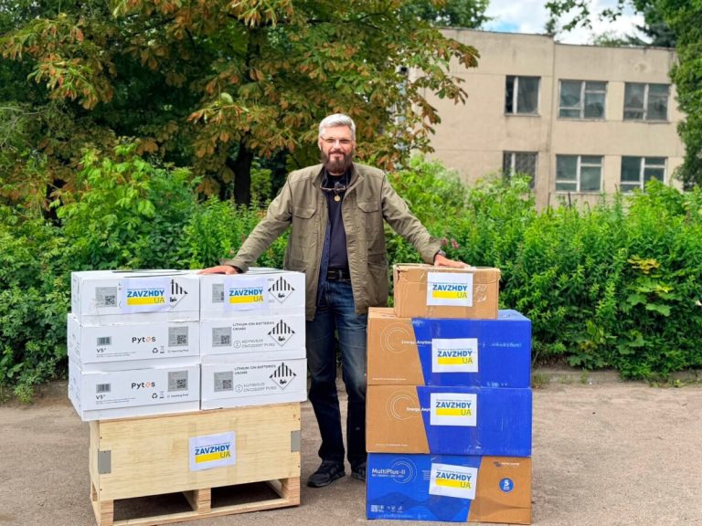 Львів передав військовим комплекти для автономного електропостачання
