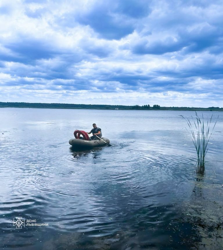 На Львівщині двоє юнаків застрягли посеред озера через пробоїну в човні