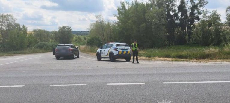 На Львівщині серйозна аварія: легковик злетів у кювет, є постраждалі