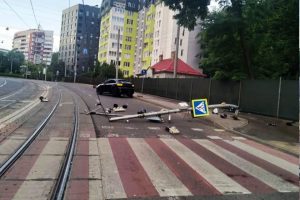 У Львові автівка зупинила рух, знесла опору світлофора