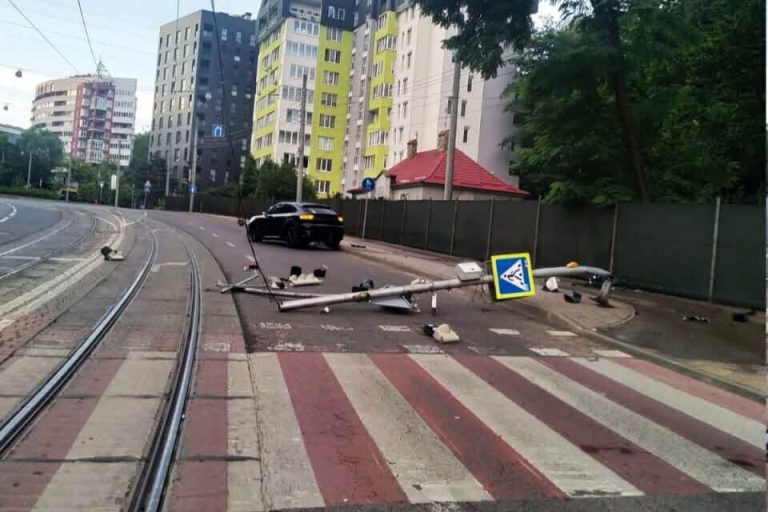 У Львові автівка зупинила рух, знесла опору світлофора