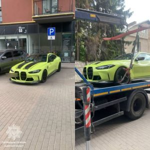 У Львові розкішне авто припаркували на забороненому місці