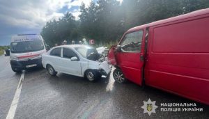 На трасі М-30 зіткнулися ЗАЗ і Volkswagen: одна людина загинула, кілька поранених