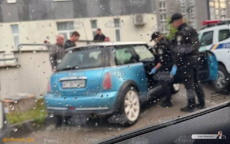 У Львові в автомобілі виявили тіло чоловіка з вогнепальним пораненням