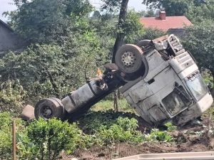 На Львівщині перекинувся вантажний автомобіль — у мережі з’явилися ФОТО та ВІДЕО