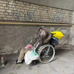 На Львівщині людина з інвалідністю змушена жити в арці