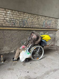 На Львівщині людина з інвалідністю змушена жити в арці