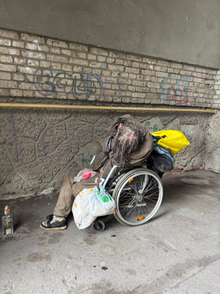 На Львівщині людина з інвалідністю змушена жити в арці