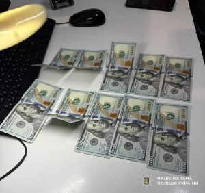 На Краківці митника викрили на отриманні хабара в $1 000 (ФОТО)