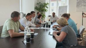 На площі Ринок у Львові мешканці будинків знову вимагали пояснень від «МакДональдз» через шум, запахи й брак світла