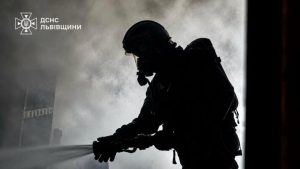 В Новояворівську вогнеборці приборкали пожежу на загальному балконі багатоповерхівки