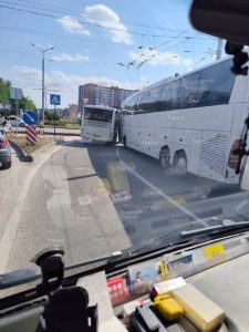 Два автобуси не розминулись на популярному львівському кільці