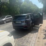 У Львові водій Range Rover пошкодив улюблений стовпчик Садового