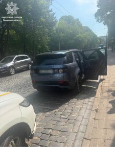 У Львові водій Range Rover пошкодив улюблений стовпчик Садового