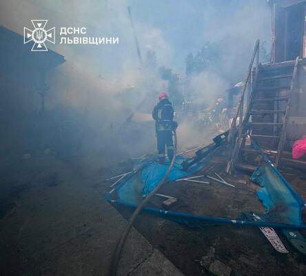 Матір і донька постраждали під час пожежі в господарській будівлі у Львові