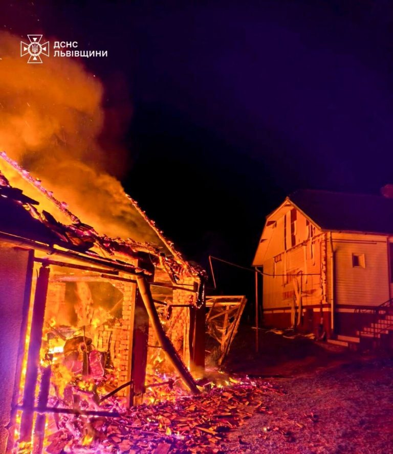 На Львівщині під час загоряння літньої кухні рятувальники врятували житловий будинок