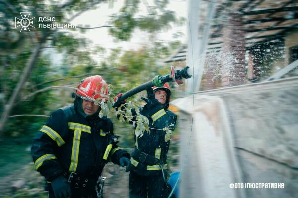 Пожежа на Львівщині: рятувальники не допустили повного знищення житлового будинку
