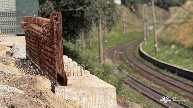 У Львові змонтували першу шпунтову палю — фоторепортаж