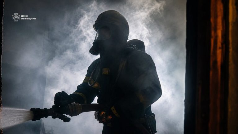 У Львівській області рятувальники вивели з багатоповерхівки жінку