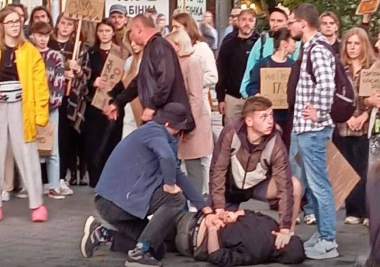 Під час мітингу в центрі Львова правоохоронці затримали чоловіка з ножем (ФОТО)