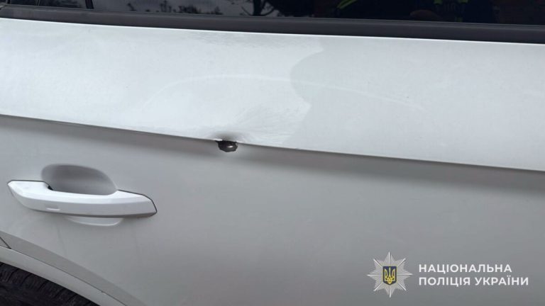 У Львівській області чоловік відкрив стрілянину по машині свого опонента