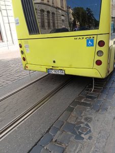 У Львові маршрутник увесь рейс говорив по телефону за кермом