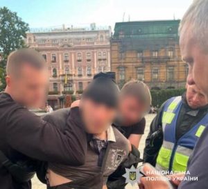 У центрі Львова під час мітингу затримано чоловіка з ножем — що відомо