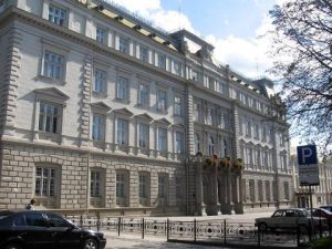 Суд оштрафував Львівську ОДА за невиконання рішення про відновлення звільненої працівниці на посаді
