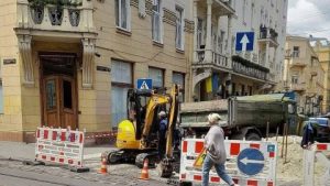 Аварійні роботи на вул. Дорошенка у Львові: перекрито рух на Костюшка, частина будинків залишаться без води до 18:00