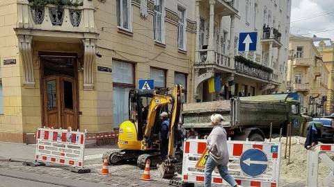 Аварійні роботи на вул. Дорошенка у Львові: перекрито рух на Костюшка, частина будинків залишаться без води до 18:00