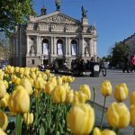 У центрі Львова нетверезий чоловік домагався дівчат — ВІДЕО