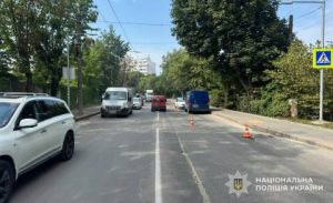 У Львові під колесами Volkswagen опинилася пішохідка