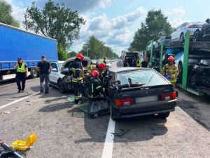 На Львівщині внаслідок потрійної ДТП за участю вантажівки травмувалися водій і пасажир Lada